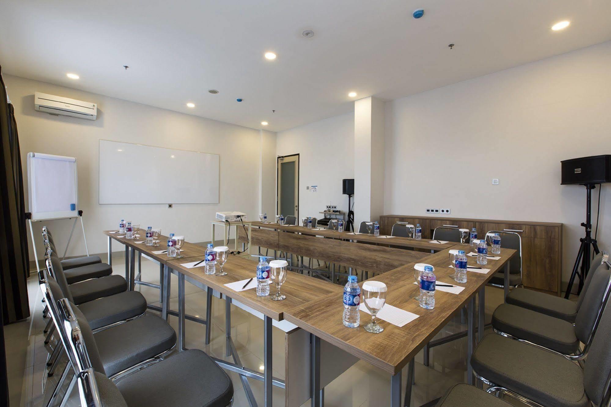 Sparks Odeon Sukabumi, Artotel Curated Exterior foto